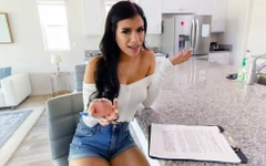 Propertysex Penyewa Si rambut coklat seksi cuba untuk melucutkan proses permohonan sewa dengan menggoda tuan rumah