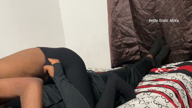 Petite Erotic Africa: คาวเกิร์ลวัยรุ่นผิวดําตัวผอมในถุงน่อง