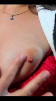 Giocare in ufficio con un plug anale e il suo dildo