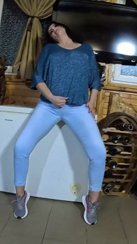 Stydké Pysky MILF Twerks V Džínách - Kouření a Stříkání Po Celé Mé Nafouklé Bundě 334