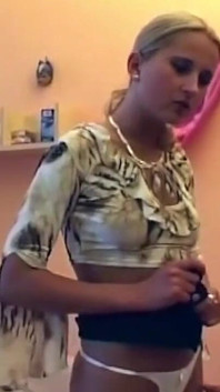 Telefon Awam Perempuan jalang deepthroat menelan beban tebal