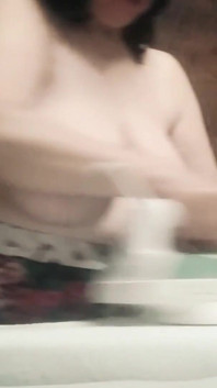 Macecha, 57 let, s velkými přírodními kozami, žehlí oblečení a má tajný videohovor se svým nevlastním synem