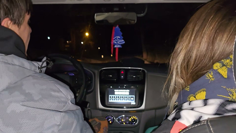 Knock Knock Club: Vuile sletten zuigen lul in de uber vóór het feest!...