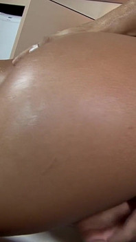 Curvă brunetă matură forată în cur și pizdă picurând spermă