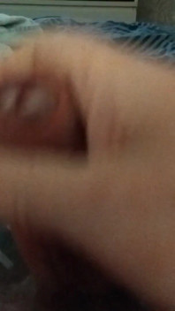 Můj kamarád leží na posteli a hraje si se svým velkým penisem