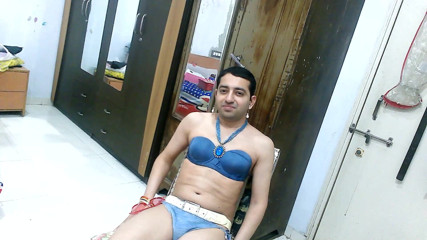 Cute & Nude Crossdresser: Calda sissy travestito femboy Sweet Lecca-lecca in un bikini di...