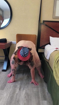 Wtf Is That in My Hotel Room - consolo gordo em uma cadeira goza em todos os lugares