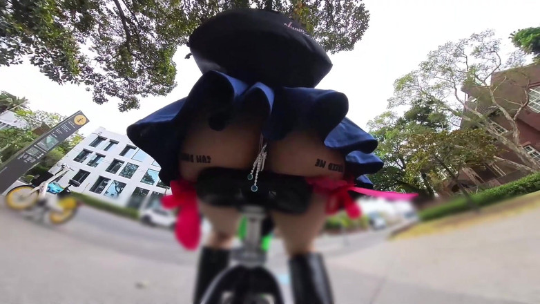 Asiansissypublic: Ексгібіціоніст гуляє і катається з анальною пробкою, червоними підв'язками і ділдо