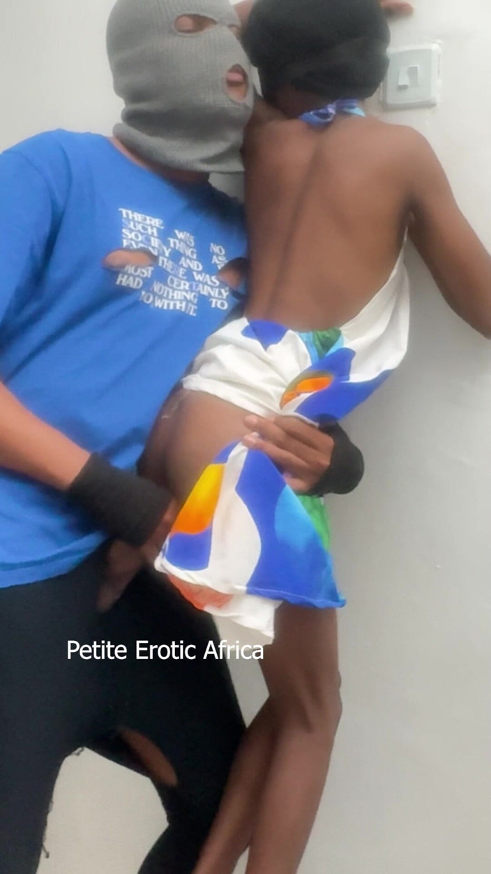 Petite Erotic Africa: Te strak om binnen te komen