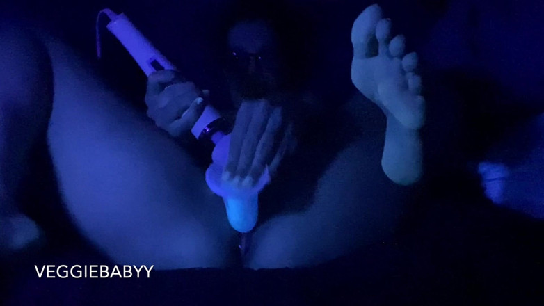 Veggiebabyy: 새로운 딜도 테스트 - Blacklight 정액