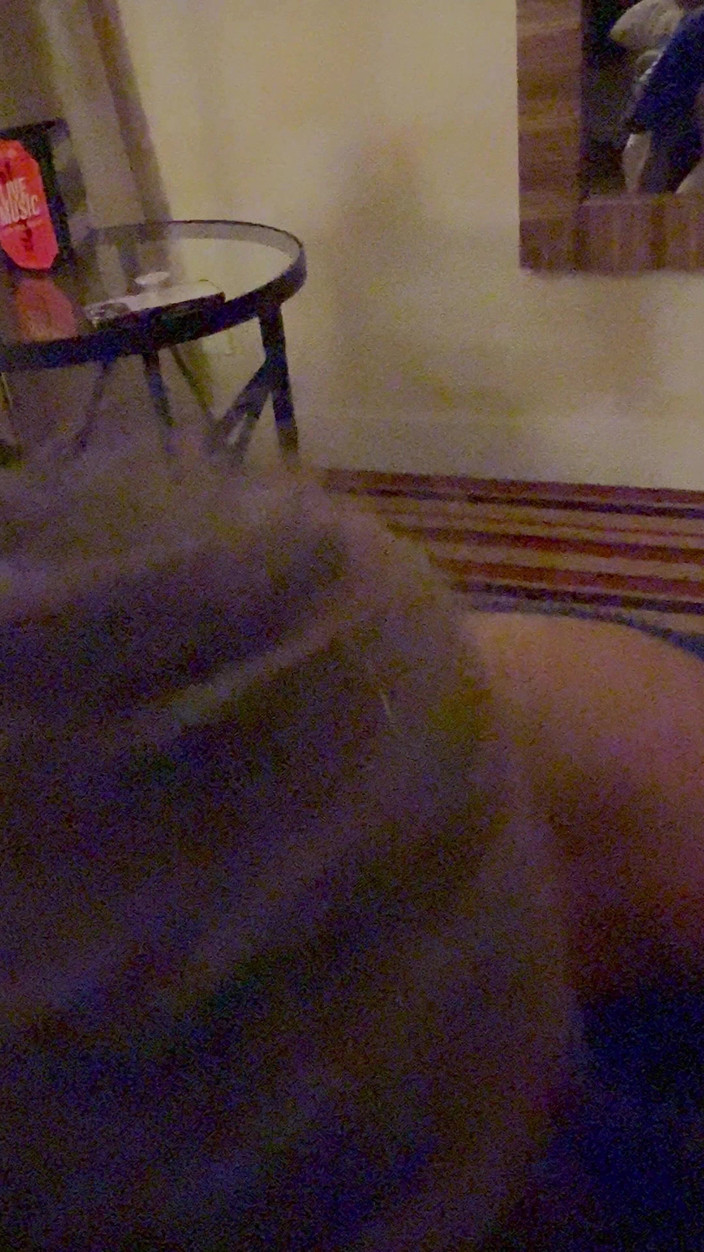 Helena Gold: Chupando polla en mi habitación de hotel