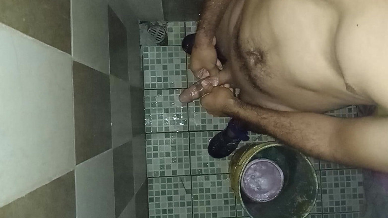 Cute boy jerks off: Guy Takes Pleasure in the Bath for His Wife to...