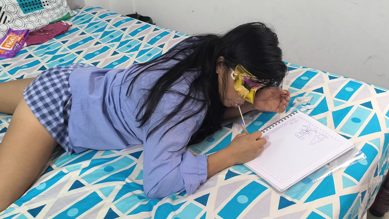 NEGRITA SEXY: छात्रा सौतेली मम्मी के घर पर होमवर्क करती है और फिर नाजुक और रहस्यमयी कुछ नोटिस करती है