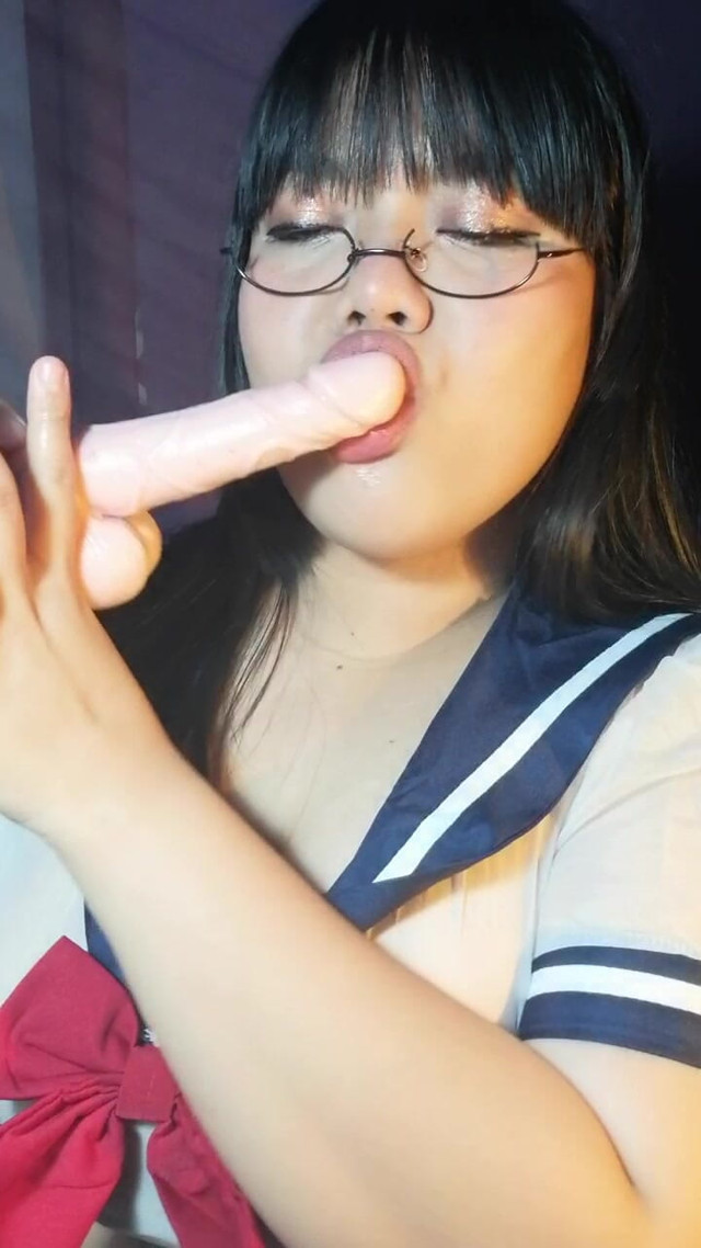 Cute Thai BBW Suck Dildo with Pleasure (Big big ass studio)