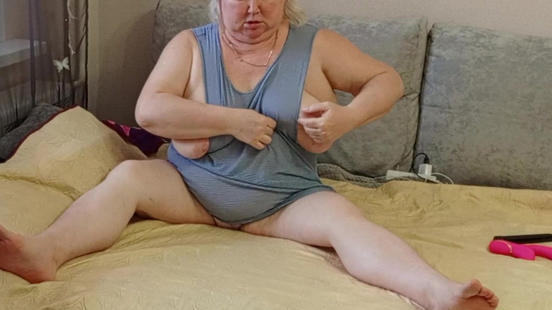 Zona901: सौतेली मम्मी अपनी चूत के साथ खिलौने के साथ खेलती है और अपने स्तनों को रगड़ती है