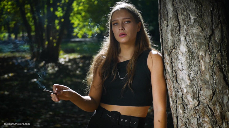 Russian Smokers: Sexy ragazza russa che fuma sigaretta al coperto