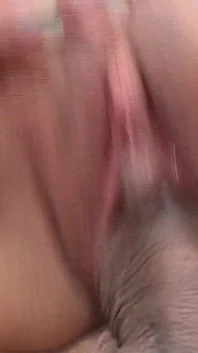 饥渴的家伙狠狠地抽插一个巴西少女和一个肛门紧致的人妖
