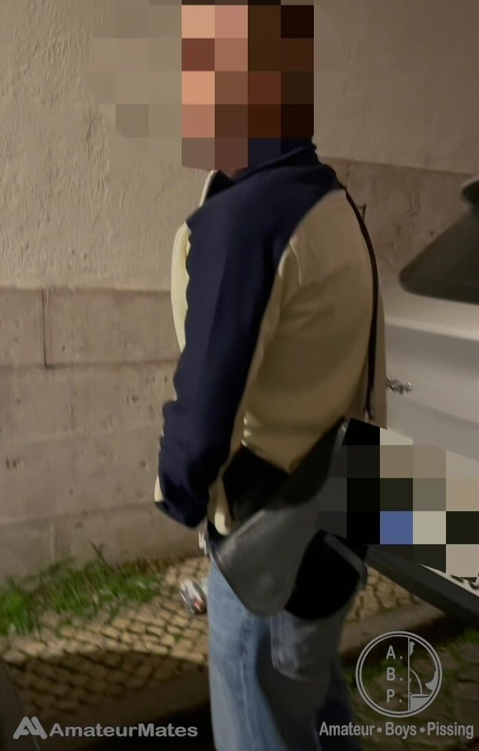 AmateurBoysPissing: Amatérský chlapec bere jeho tlustého vyřezaného ptáka z jeho džín...