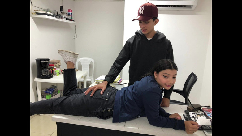 mackencie29: Moje krásná nevlastní sestra se sklonila a když viděla můj...