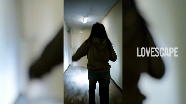 Lovescape: 怖いバックルームズの美女が閉じ込められた男に乗る