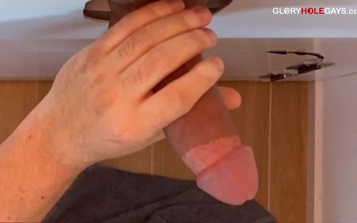 GLORYHOLEGAYS: Un joven estudiante curioso explora el gloryhole por primera vez
