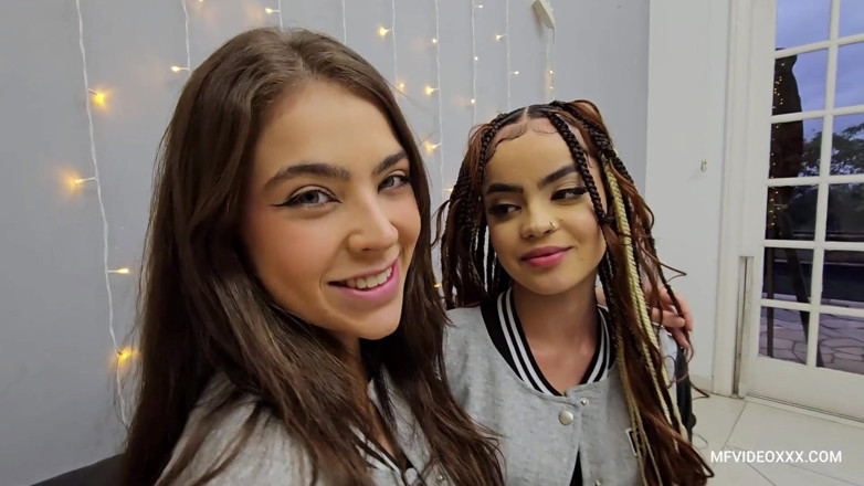 MF Lesbian: Спекотний молодий лесбійський поцілунок