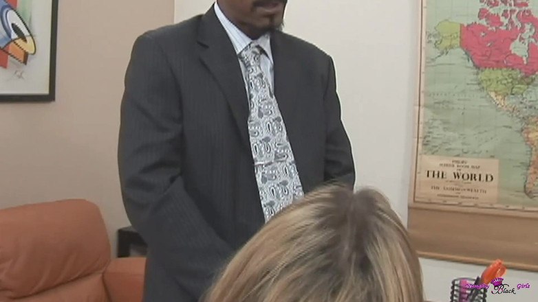 Naughty Black Girls: Si blonde musang sangat miang dan bersedia untuk berkongkek pada...