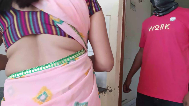 Yourdidipriya: Desi Bhabhi pracowała w kuchni, kiedy jej chłopak przyszedł i...