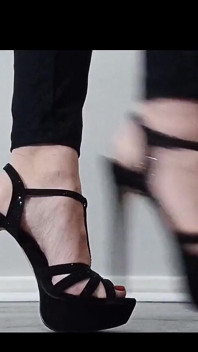 Stilettos and Bare Feet - jalan dan berpose