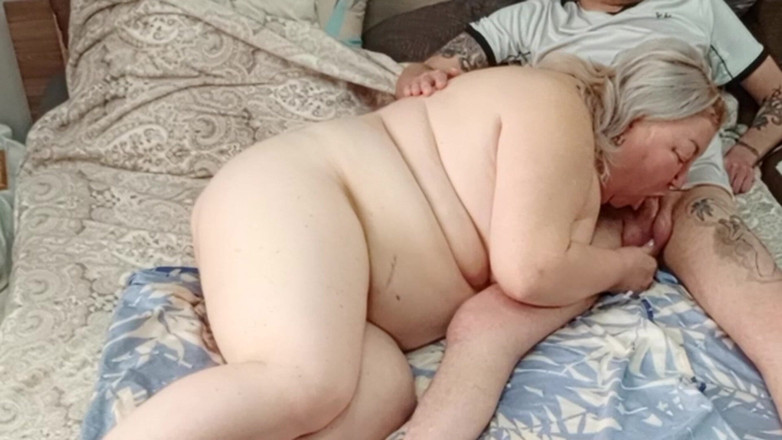 Zona901: Aku melihat ibu tiriku yang masturbasi dan membantunya muncrat dengan...