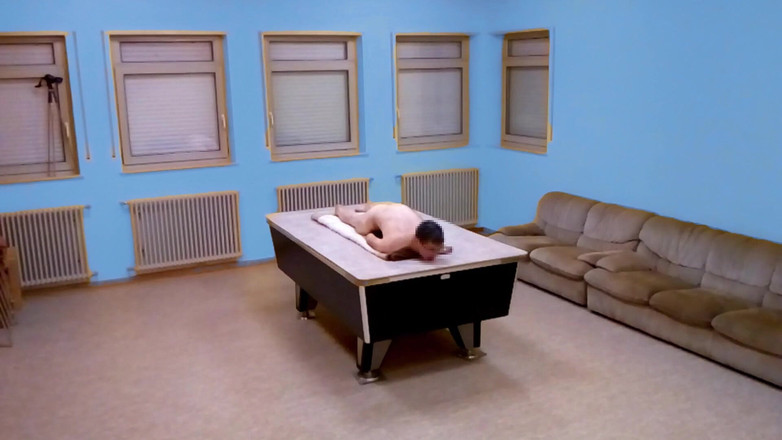 Mark Hannes: Melancap Bonggol Meja Telanjang