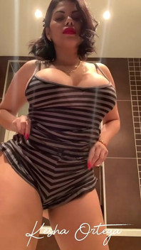 Bruneta sexy kesha Ortega devine obraznică într-o sesiune de vibrator!