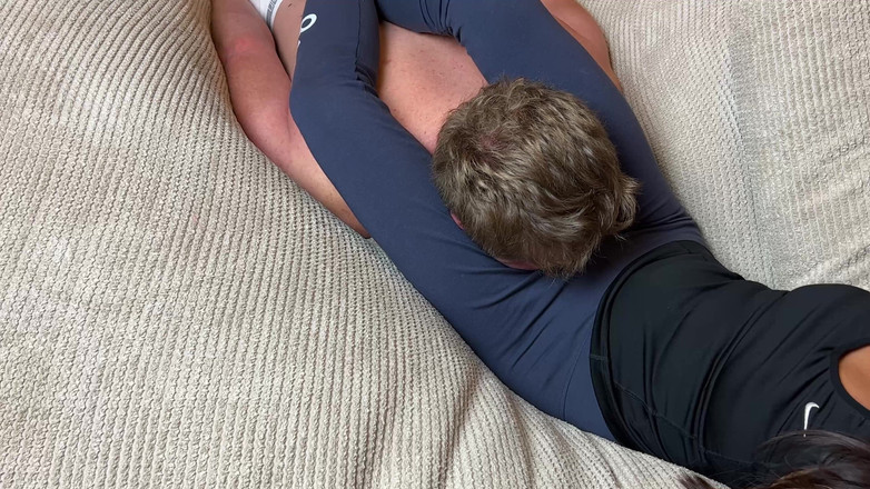 Mean Asian Wife: Cruel Headscissors v modrých legínách na gauči