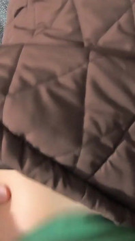 Une salope sexy suce et se fait éjaculer sur ses downjackets 225