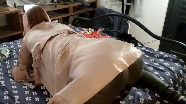 Amouldolo: Scopata amatoriale francese in abiti di raso e lingerie