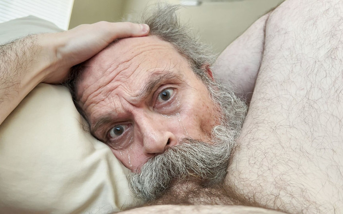 FuzzyBeardBoy: Bătrână muistă cu barbă ia o șarjă uriașă direct pe gulletă