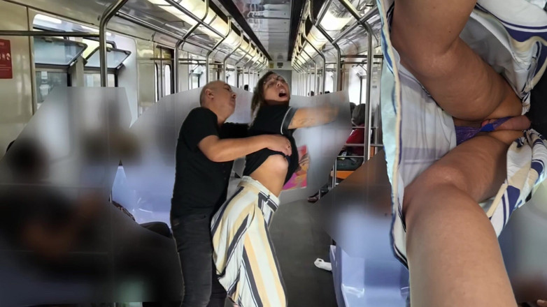 Victor SweetCoupleStories: 列車での移動はますます困難になっています。