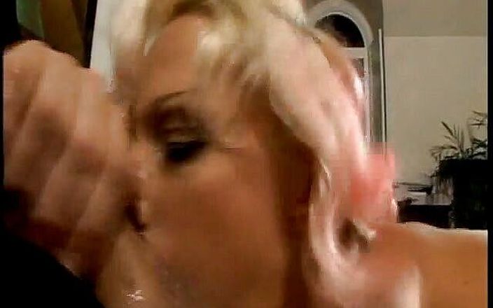 The Babe Next Door: Грудастая Nikki Hunter с цветными волосами делает выдающийся минет в видео от первого лица