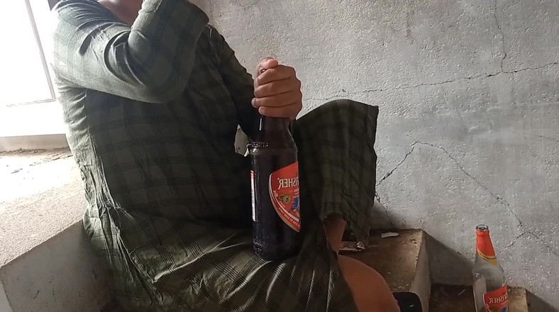 Neelima69: India local rendi al aire libre meando, botella