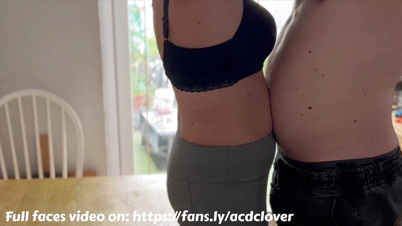 AcDcLovers: 隔壁熟女邀请我喝咖啡，在她美丽的奶子上射了两次