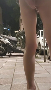 Masturbacja wibratorem na zewnątrz i spuszczanie na majtki.