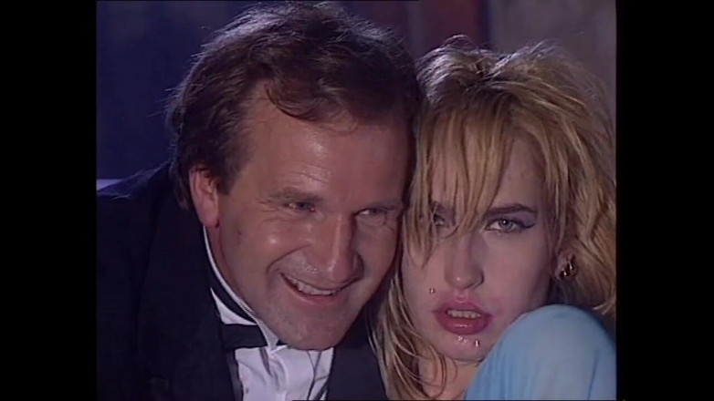 MMV films - The Original: 美しいダンサーは彼女のエロティックなダンスで観客を誘惑したので、彼は犯されるのが好きでした