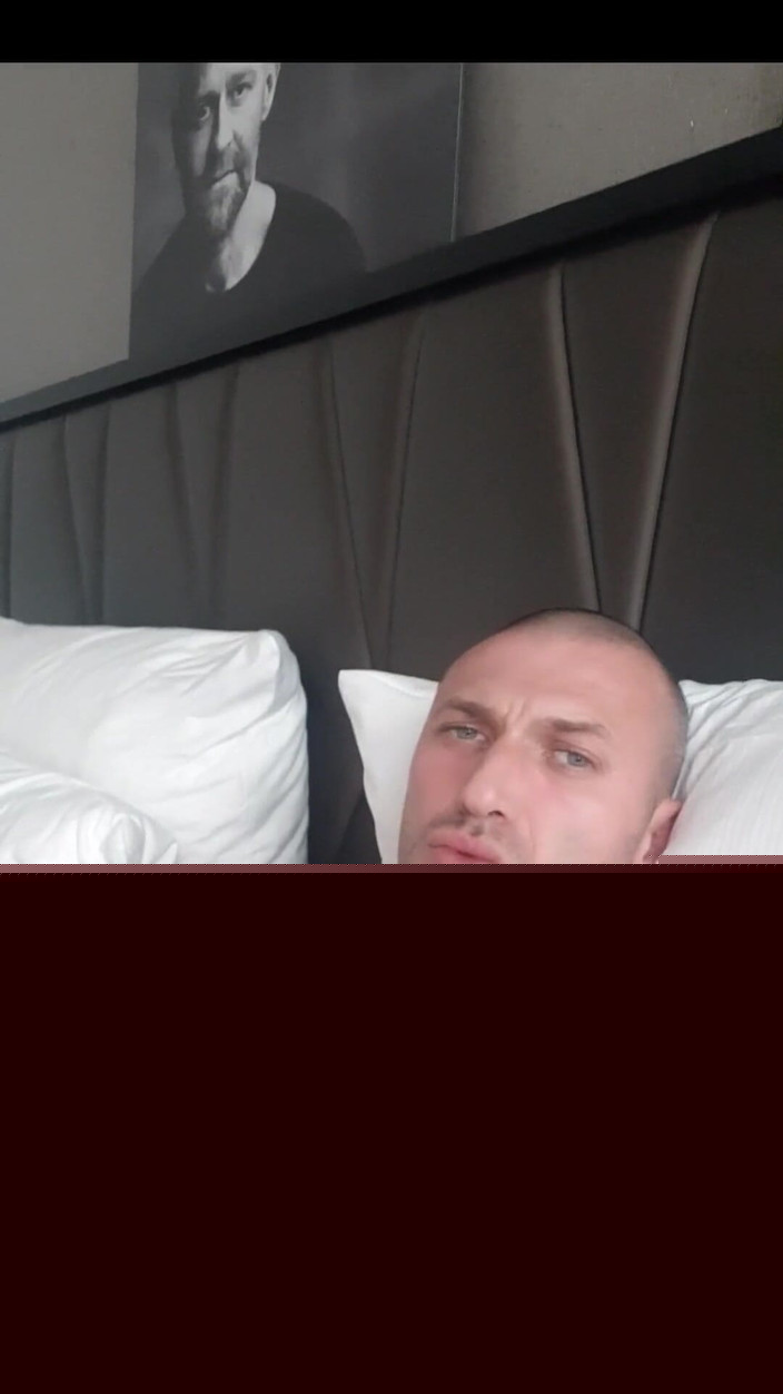 Boy jerking off: Ik ben in Berlijn in een hotel dat al geil...