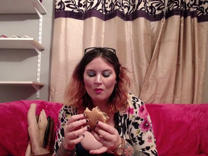 MissFFW: Senhorita Ffw comendo um hambúrguer entre clipes