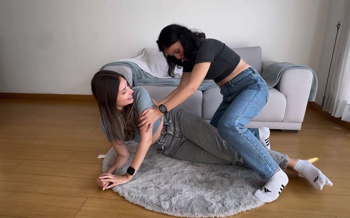 scarlettandc: Я люблю дробити ноги свого коханця