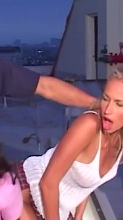 Bangora sluts: Olgun orta yaşlı seksi kadınlar kelly ve zenci şanslı delikanlıyı paylaşıyor