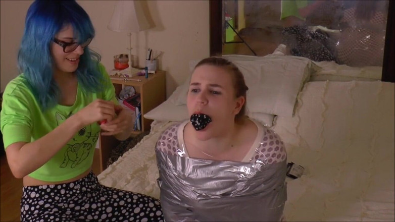 Selfgags classic: Convirtiendo a Alex en una mamá