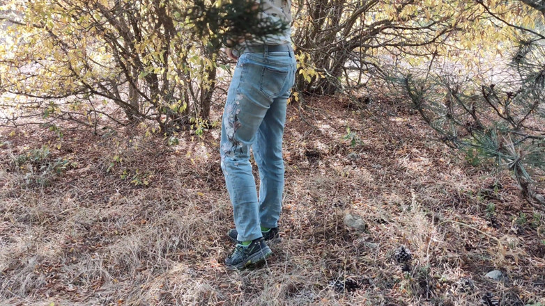 Risky Hairy Couple: Roșcată riscantă se masturbează și se pișă în pădure 4K