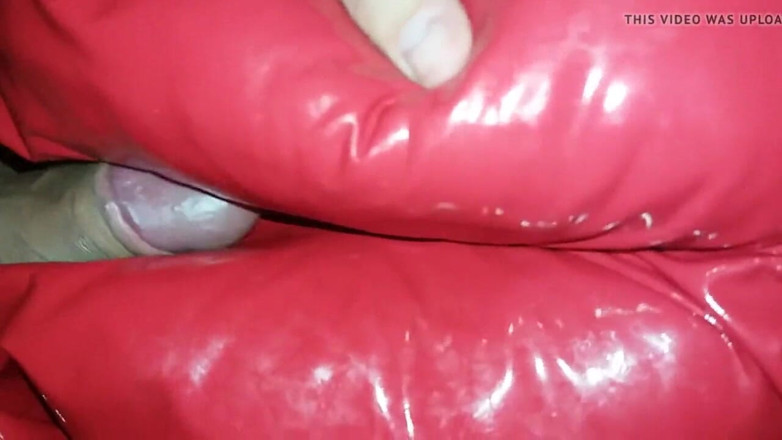 Naxy: Un pantalon rouge brillant se fait baiser sans jouir