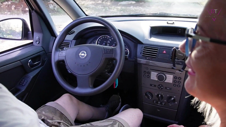 Dirty Tina: Pipe rapide dans la voiture !